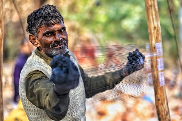 മകര സംക്രാന്തിയോടനുബന്ധിച്ചുള്ള പട്ടം പറത്തൽ ഉത്സവത്തിന് മുന്നോടിയായി മാഞ്ച (പട്ടം പറത്തുന്ന നൂൽ) വിൽപ്പനയ്ക്കെത്തിച്ചപ്പോൾ, ജയ്പൂരിൽ നിന്നുള്ള കാഴ്ച