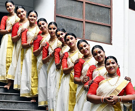 കാഞ്ഞങ്ങാട് ദുർഗ ഹയർ സെക്കൻഡറി സ്കൂളിലെ തിരുവാതിര ടീം.