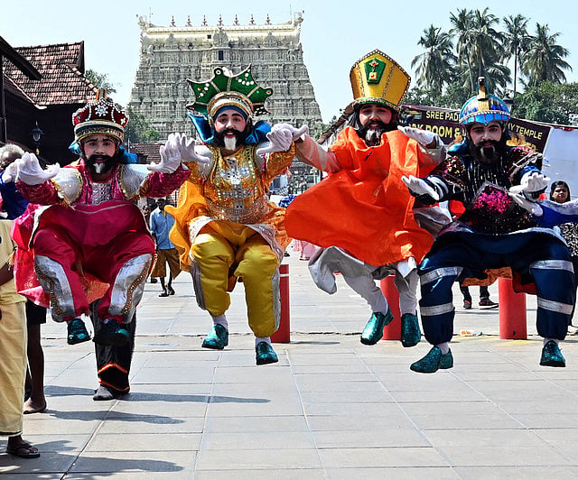 ചവിട്ടു നാടകം അവതരിപ്പിച്ച കുട്ടികൾ ഫോട്ടോയ്ക്ക് പോസ് ചെയ്യുന്നു.