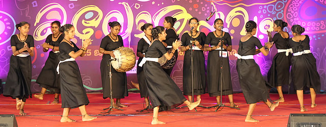 കോട്ടയം ഏറ്റുമാനൂർ ഗവൺമെന്റ് മോഡൽ റെസിഡൻഷ്യൽ ഹൈസ്കൂളിലെ വിദ്യാർത്ഥികൾ അവതരിപ്പിച്ച ഇരുള നൃത്തം.