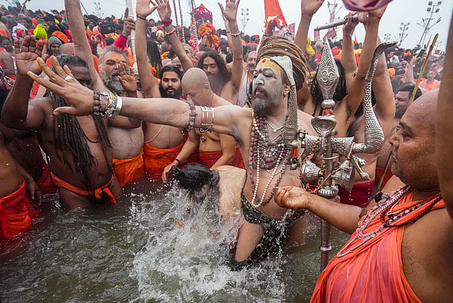 മകരസംക്രാന്തി ദിനത്തിൽ പുണ്യ സ്നാനം നടത്താൻ തടിച്ചുകൂടി നിൽക്കുന്ന സന്യാസിമാർ