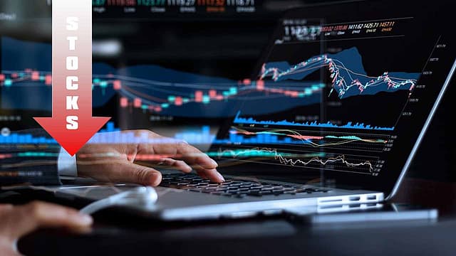 Sensex tumbles 500 pts