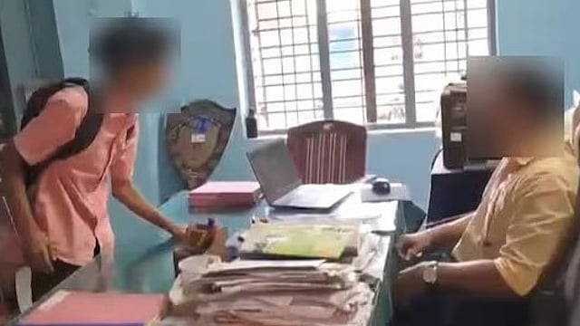 അധ്യാപകനെ ഭീഷണിപ്പെടുത്തി വിദ്യാർഥി