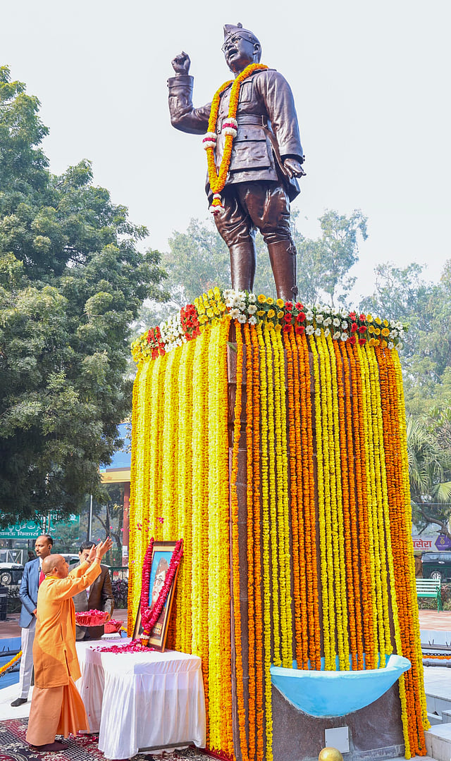 യുപി മുഖ്യമന്ത്രി യോഗി ആദിത്യനാഥ് നേതാജിക്ക് ആദരവ് അർപ്പിക്കുന്നു