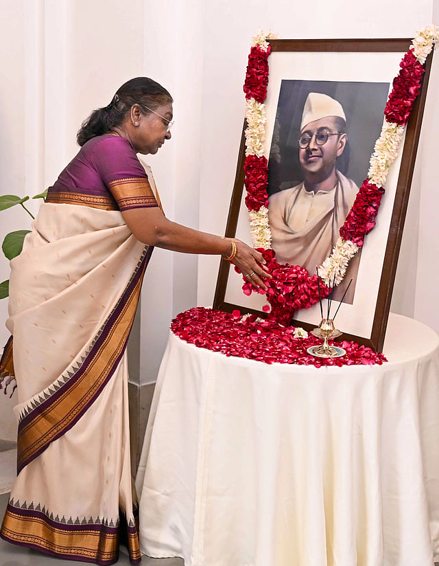 നേതാജിയുടെ ജന്മവാർഷിക ദിനത്തിൽ രാഷ്ട്രപതി ദ്രൗപദി മുർമു പുഷ്പാർച്ചന നടത്തുന്നു