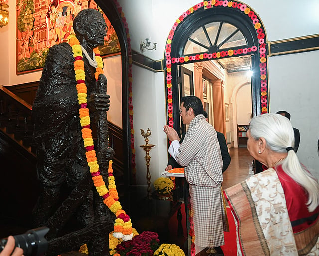 ലഖ്നൗവിലെ രാജ്ഭവനിൽ മഹാത്മാ ഗാന്ധിയുടെ പ്രതിമയ്ക്ക് മുൻപിൽ പുഷ്പാർച്ചന അർപ്പിക്കുന്ന ഭൂട്ടാൻ രാജാവ്