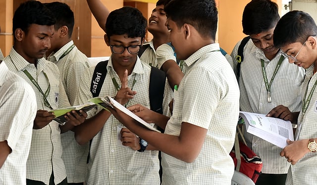ചേര്ത്തുപിടിക്കുമ്പോള് കൈ മുറുകുന്നുവോ?