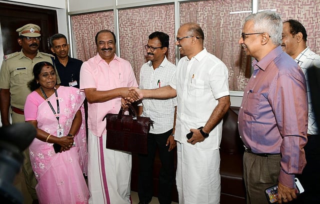 ഗവൺമെന്റ് പ്രസ്സിൽ നിന്നുള്ള ഉദ്യോഗസ്ഥരിൽ നിന്നും ധനമന്ത്രി ബജറ്റ് കോപ്പി ഏറ്റുവാങ്ങുന്നു