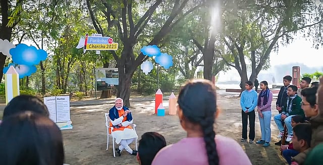 പ്രധാനമന്ത്രി കുട്ടികളുമായി സംവദിക്കുന്നു