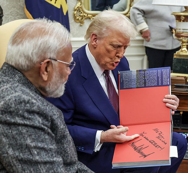 മോദിക്ക് ഔര് ജേര്ണി ടുഗെദര് എന്ന പുസ്തകം ട്രംപ് സമ്മാനമായി നല്കുന്നു.