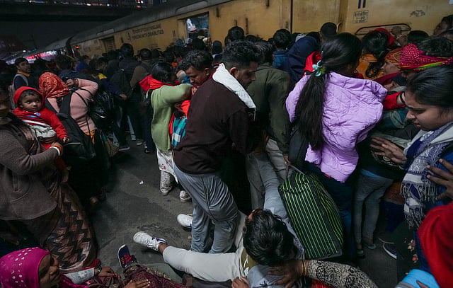 തിക്കിതിരക്കി ട്രെയിന് കയറുന്നതിനിടയില് വീണുപോയ ഒരാള്