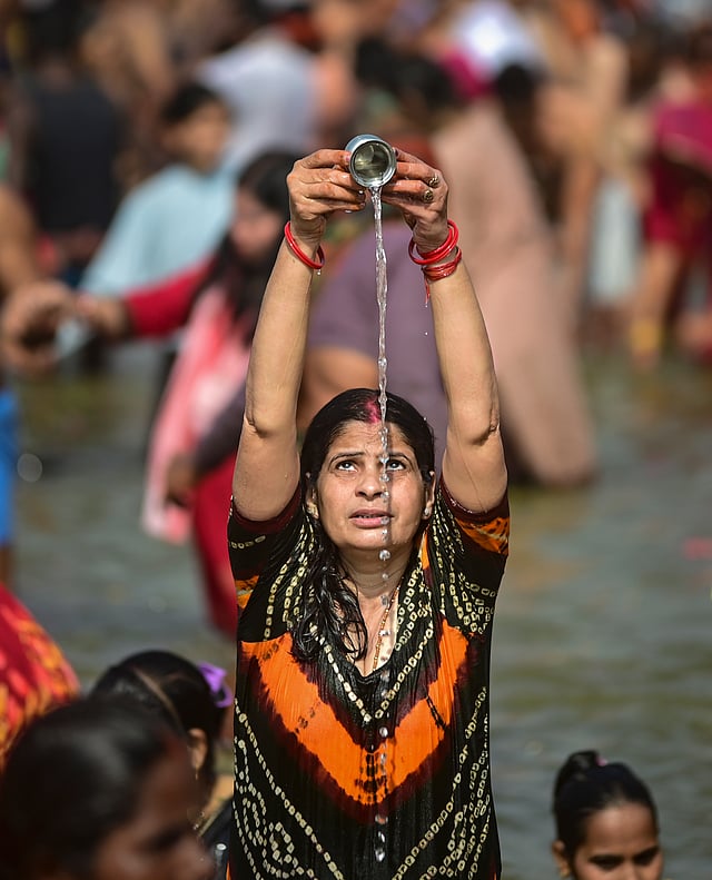 കുംഭമേളയിൽ പ്രാർത്ഥന നടത്തുന്ന സ്ത്രീ