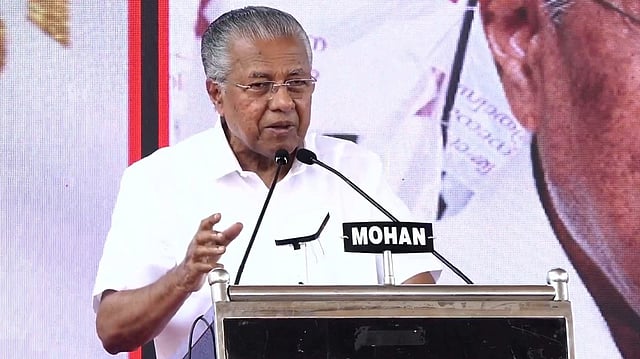 സംസ്ഥാന തെരഞ്ഞെടുപ്പ് കമ്മീഷണര് നിയമനം അട്ടിമറിച്ചു; നിയമന ഉത്തരവിനയച്ച ഫയല് മാറ്റിവച്ചു; ഗവര്ണര്ക്കെതിരെ പിണറായി