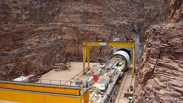 8 workers feared trapped