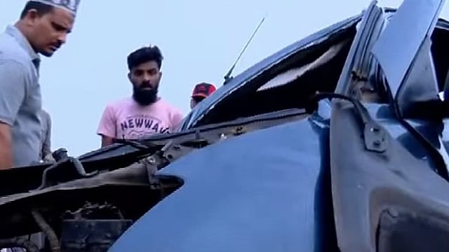കാസർകോട്ട് ഡിവൈഡറിലേക്ക് ഇടിച്ചുകയറി കാർ പൂർണമായി തകർന്നപ്പോൾ