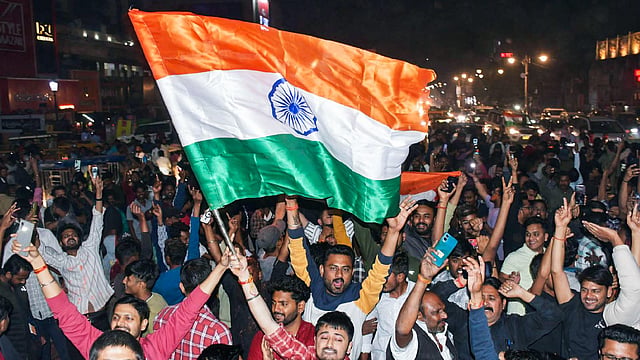 ദേശീയ പതാകയേന്തി ക്രിക്കറ്റ് ആരാധകരുടെ ആവേശം