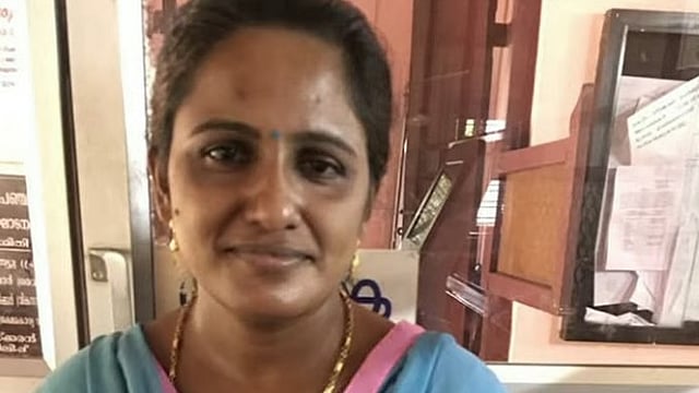 Mother and daughter jump in front of train in Thakazhi, dies