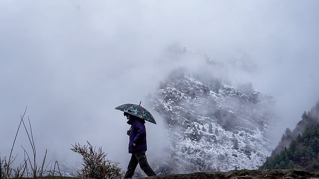 Kashmir shivers in bitter cold