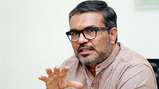 'വി ഡി സതീശന് എത്ര കിട്ടി?, നഷ്ടം സഹിക്കാന് തയ്യാറായതിന്റെ പിന്നിലെ കൊടുക്കല് വാങ്ങല് എന്ത്?; വീര്യം കുറഞ്ഞ മദ്യത്തിന് പിന്നില് കര്ണാടക മദ്യലോബി'