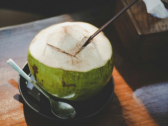 7 benefits of drinking coconut water every day