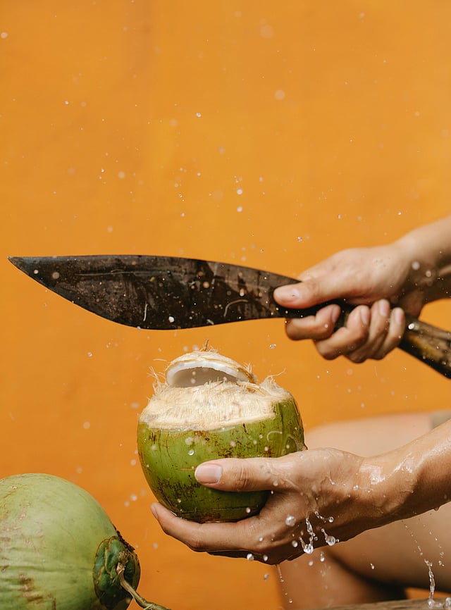 7 benefits of drinking coconut water every day