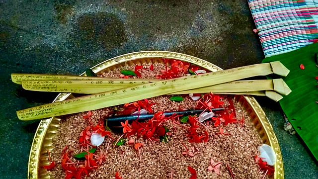 'ചിന്തം വര'യ്ക്ക് ഉപയോഗിക്കുന്ന ഉണങ്ങിയ പനയോലയും നാരായവും