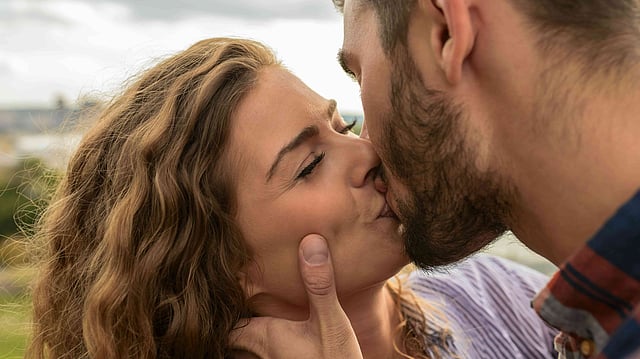 Kissing Health Benefits |ജോലിക്കിറങ്ങുന്നതിന് മുന്‍പ് ഭാര്യയെ ചുംബിക്കാറുണ്ടോ? നാല് വർഷം കൂടി ആയുസ് വർധിക്കും
