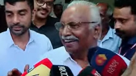ചോദ്യം ചെയ്യലിനു ശേഷം പുറത്തിറങ്ങുന്ന ഗോകുലം ഗോപാലൻ