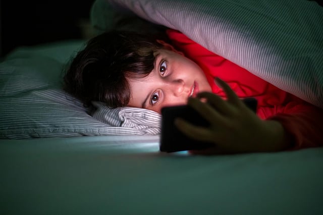 Sleeping with mobile phone: ഉറങ്ങാന് കിടക്കുമ്പോ മൊബൈല് ഫോണില് നോക്കുന്നവരോടാണ്, പണി വരുന്നുണ്ട്