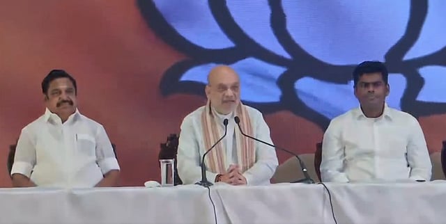 ചെന്നൈയില് നടത്തിയ സംയുക്ത വാര്ത്താ സമ്മേളനത്തില് അമിത് ഷാ എടപ്പാടി പളനിസ്വാമി, അണ്ണാമലൈ എന്നിവര്