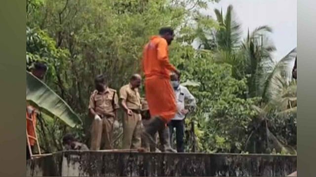 സ്ഥലത്ത് പൊലീസ് പരിശോധന നടത്തുന്നു