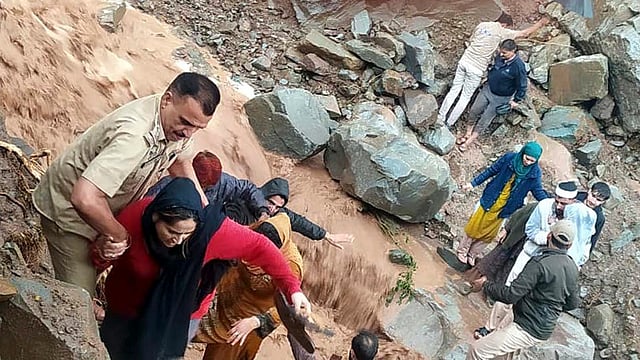 ആളുകളെ രക്ഷപ്പെടുത്തുന്നു