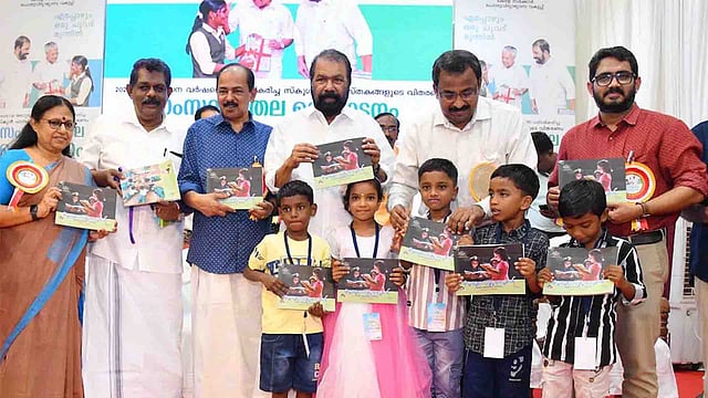 വിദ്യാഭ്യാസ മന്ത്രി വി ശിവന് കുട്ടി് 'കുരുന്നെഴുത്തുകള്' പ്രകാശനം ചെയ്യുന്നു