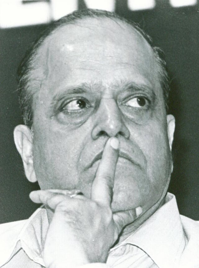 കസ്തൂരിരംഗന്റെ അതുല്യമായ സംഭാവനകള് മാനിച്ച് രാജ്യം പത്മശ്രീ (1982), പത്മഭൂഷണ് (1992), പത്മ വിഭൂഷണ് (2000) എന്നീ പുരസ്കാരങ്ങള് നല്കി ആദരിച്ചു.