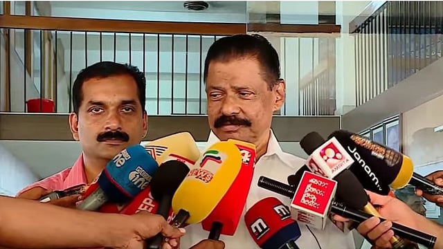 'രാഹുല് ഒളിവിലും തെളിവിലുമായി ജീവിതം നയിക്കുന്ന അപൂര്വം വ്യക്തി, കേരളത്തിന്റെ ഭാവി മുഖ്യമന്ത്രിയാണെന്ന് പറഞ്ഞവരുടെ മാനസിക നില പരിശോധിക്കണം'