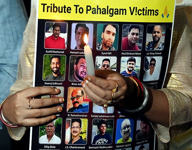 പഹല്ഗാമില് കൊല്ലപ്പെട്ടവര്ക്ക് ആദരാഞ്ജലി അര്പ്പിക്കുന്നു