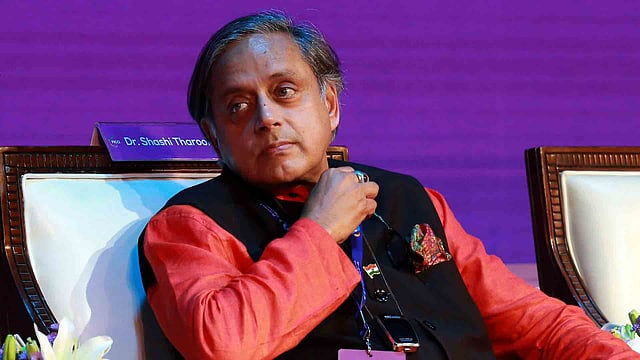 'പ്രളയ ദുരന്തമറിയാതെ കാഠ്മണ്ഡുവിലെത്തി'; നേപ്പാളിലെ ഭീകരാവസ്ഥ പങ്കുവെച്ച് ശശി തരൂർ