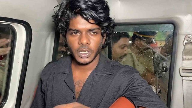 വേടന് ഒളിവില്? തിരഞ്ഞ് പൊലീസ്; തൃശൂരിലെ വീട്ടില് നിന്നും ഫോണ് കണ്ടെടുത്തു