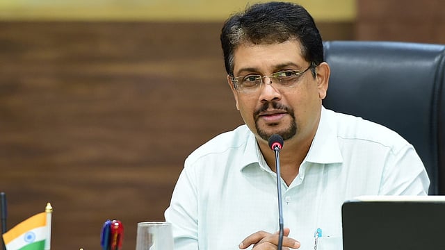കോണ്ഗ്രസിന്റെ വരാന്തയില് പോലും കയറ്റരുത്; ബിജു പ്രഭാകറിനെതിരെ ഐഎന്ടിയുസി യങ് വര്ക്കേഴ്സ് കൗണ്സില്