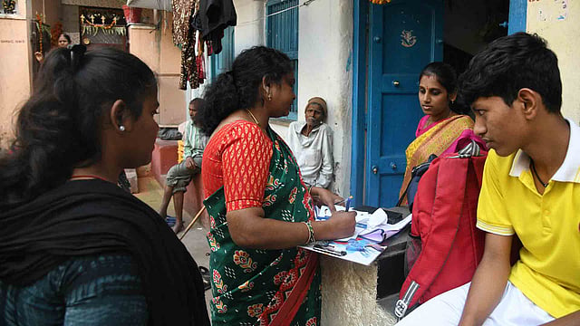 സെന്‍സസ് കണക്കെടുപ്പ്
ഇന്നു മുതല്‍ ; എന്യൂമറേറ്റര്‍മാര്‍ വീടുകളിലെത്തി വിവരം ശേഖരിക്കും, അധ്യാപകര്‍ ശനിയും ഞായറും ഡ്യൂട്ടി ചെയ്താല്‍ മതി