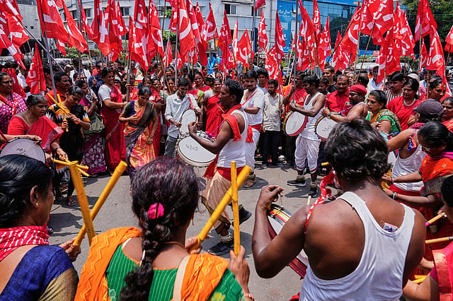ഇന്ത്യയിലെ ഹൈദരാബാദില് മെയ്ദിന റാലിയില് കലാകാരന്മാരുടെ കലാപ്രകടനം