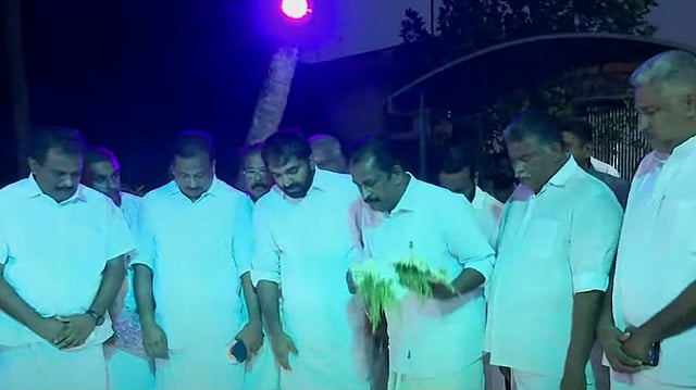 ഉമ്മൻ ചാണ്ടിയുടെ കല്ലറയിലെത്തി എം വിൻസെന്റ് എംഎൽഎ പുഷ്പാർച്ചന നടത്തുന്നു