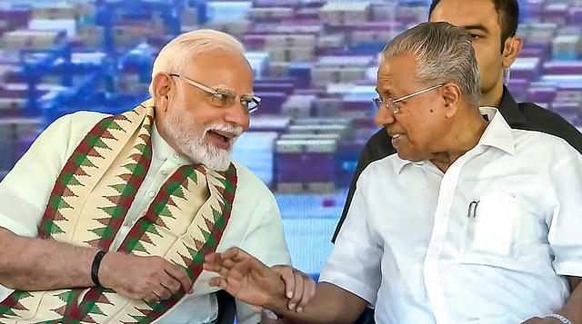 വിഴിഞ്ഞം ഉദ്ഘാടന വേദിയിൽ പിണറായിയുടെ കൈ പിടിച്ച് സംസാരിക്കുന്ന മോദി