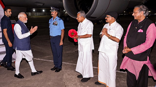 തിരുവനന്തപുരത്ത് എത്തിയ പ്രധാനമന്ത്രിയെ മുഖ്യമന്ത്രി സ്വീകരിക്കുന്നു