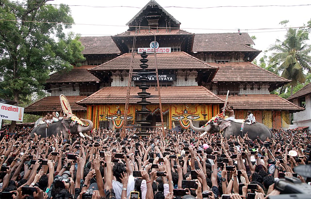 തൃശൂര് പൂരത്തിന് ഏകദേശം 200 വര്ഷത്തെ പാരമ്പര്യമുണ്ട്