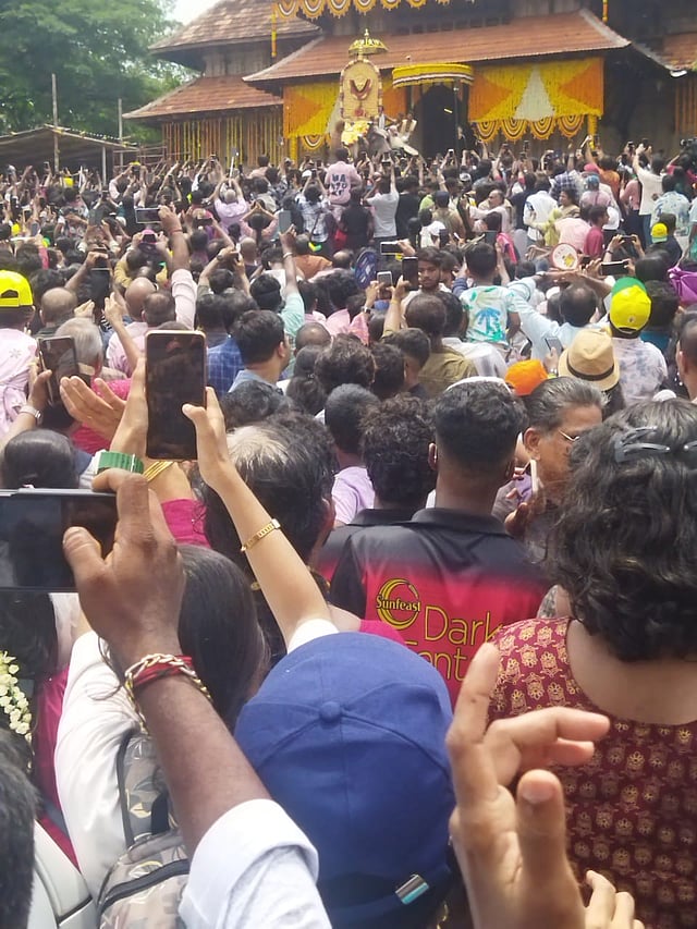 വിളംബരം കുറിച്ച് വടക്കുന്നാഥ ക്ഷേത്രത്തിന്റെ തെക്കേ ഗോപുരനട നെയ്തലക്കാവിലമ്മയുടെ തിടമ്പേറ്റിയ എറണാകുളം ശിവകുമാര് തുറന്നു