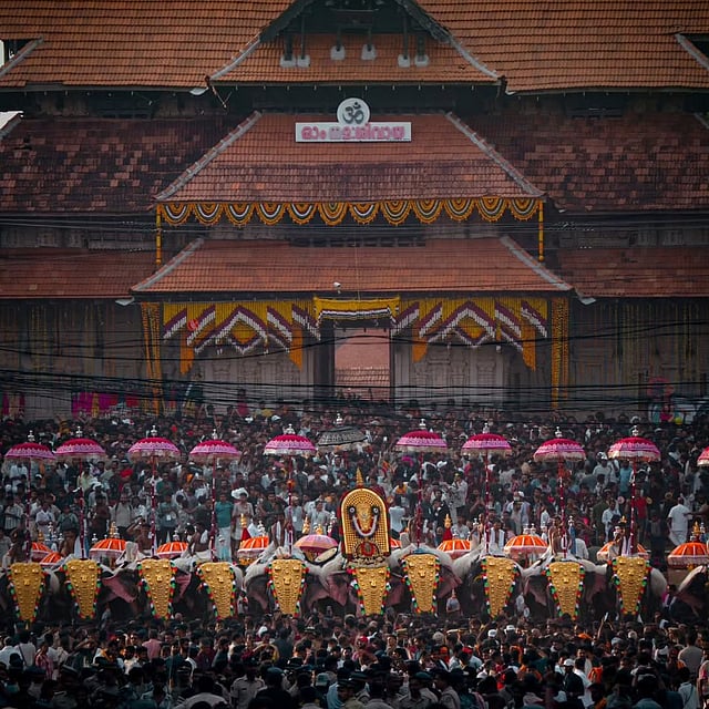ഉപചാരം ചൊല്ലി തിരുവമ്പാടി പാറമേക്കാവ് ഭഗവതിമാർ പിരിഞ്ഞതോടെ, 36 മണിക്കൂര് നീണ്ടുനിന്ന ഈ വര്ഷത്തെ തൃശ്ശൂര് പൂരത്തിന് പരിസമാപ്തിയായി