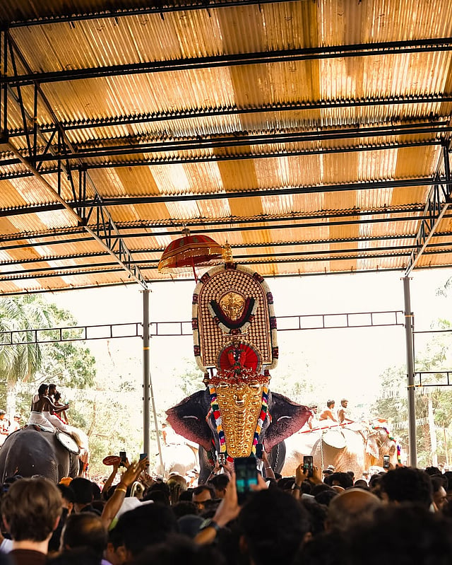പുലർച്ചെ 3 മണിയോടെ ആരംഭിച്ച വെടിക്കെട്ട് വാനിൽ വർണക്കാഴ്ചകൾ ഒരുക്കി