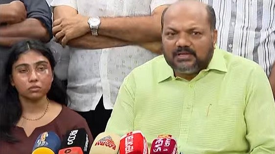 പി രാജീവ് ശ്യാമിലിക്കൊപ്പം മാധ്യമങ്ങളെ കാണുന്നു