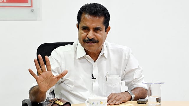 മുഖ്യമന്ത്രിയുടെ തീരുമാനങ്ങളില് അതൃപ്തി: ഹൈക്കമാന്ഡിനെ കാണാന് അടൂര് പ്രകാശ് ഡല്ഹിയിലേക്ക്